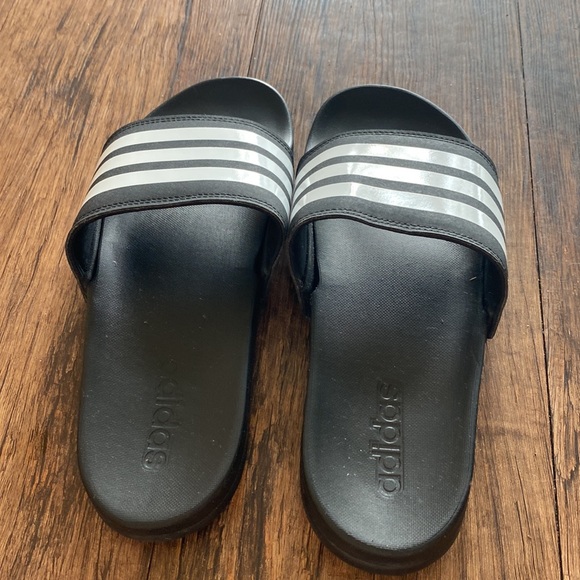 Adidas size 8 slides. Excellent condition never worn. - Picture 5 of 9